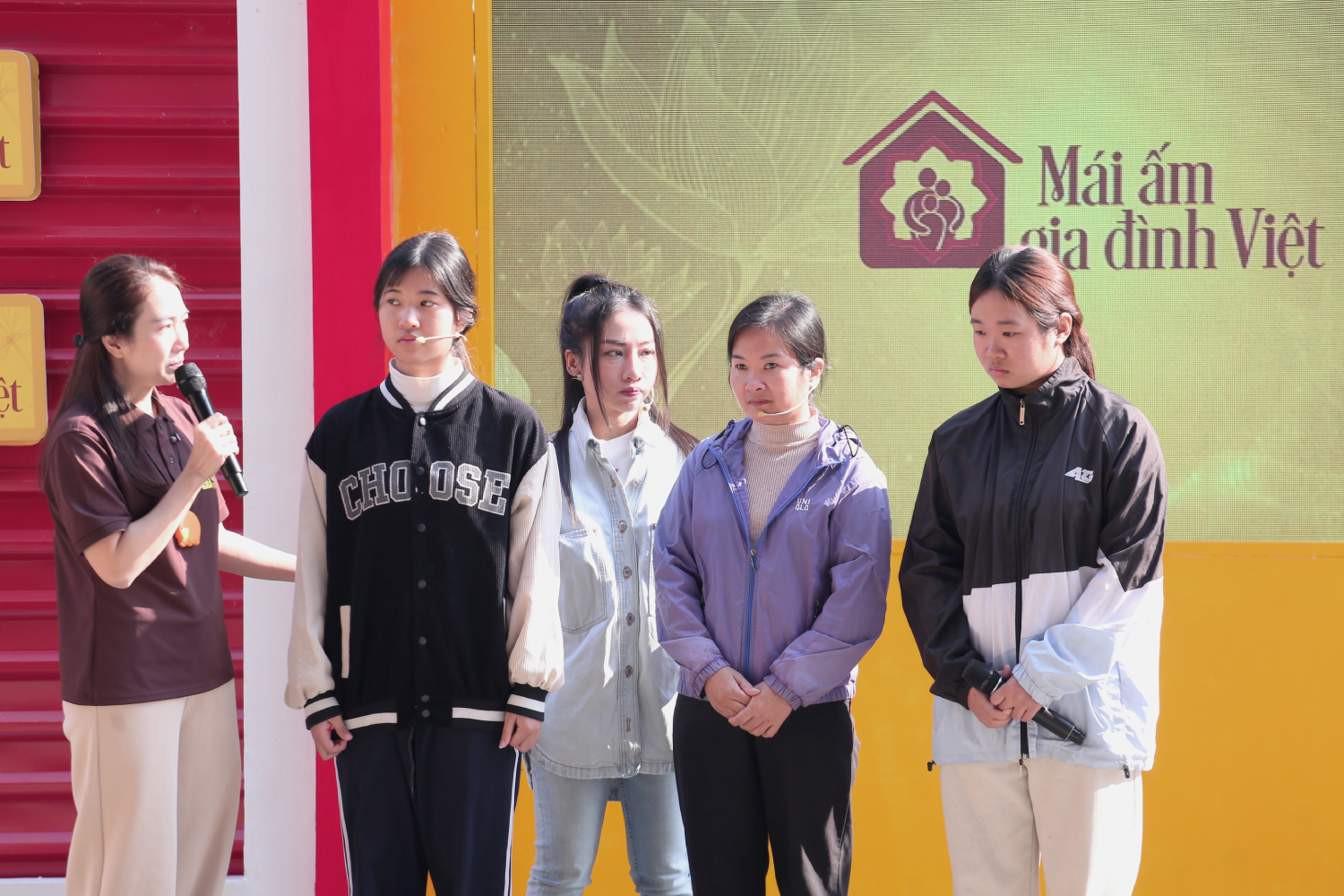 Chị Hoàng Thị Huyền một mình gồng gánh nuôi hai con sau khi chồng qua đời, khiến các nghệ sĩ và khán giả không khỏi xót xa.