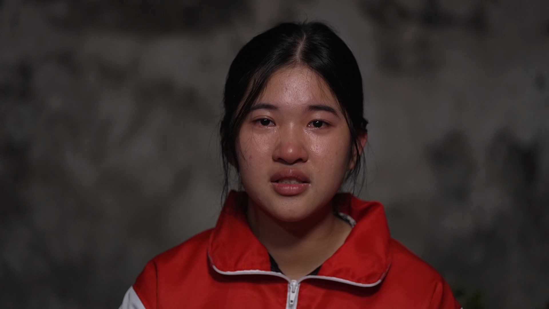 Cô bé lớp 10 hiểu chuyện, luôn cố gắng học tập với ước mơ trở thành cô giáo để giúp đỡ những em nhỏ khó khăn.