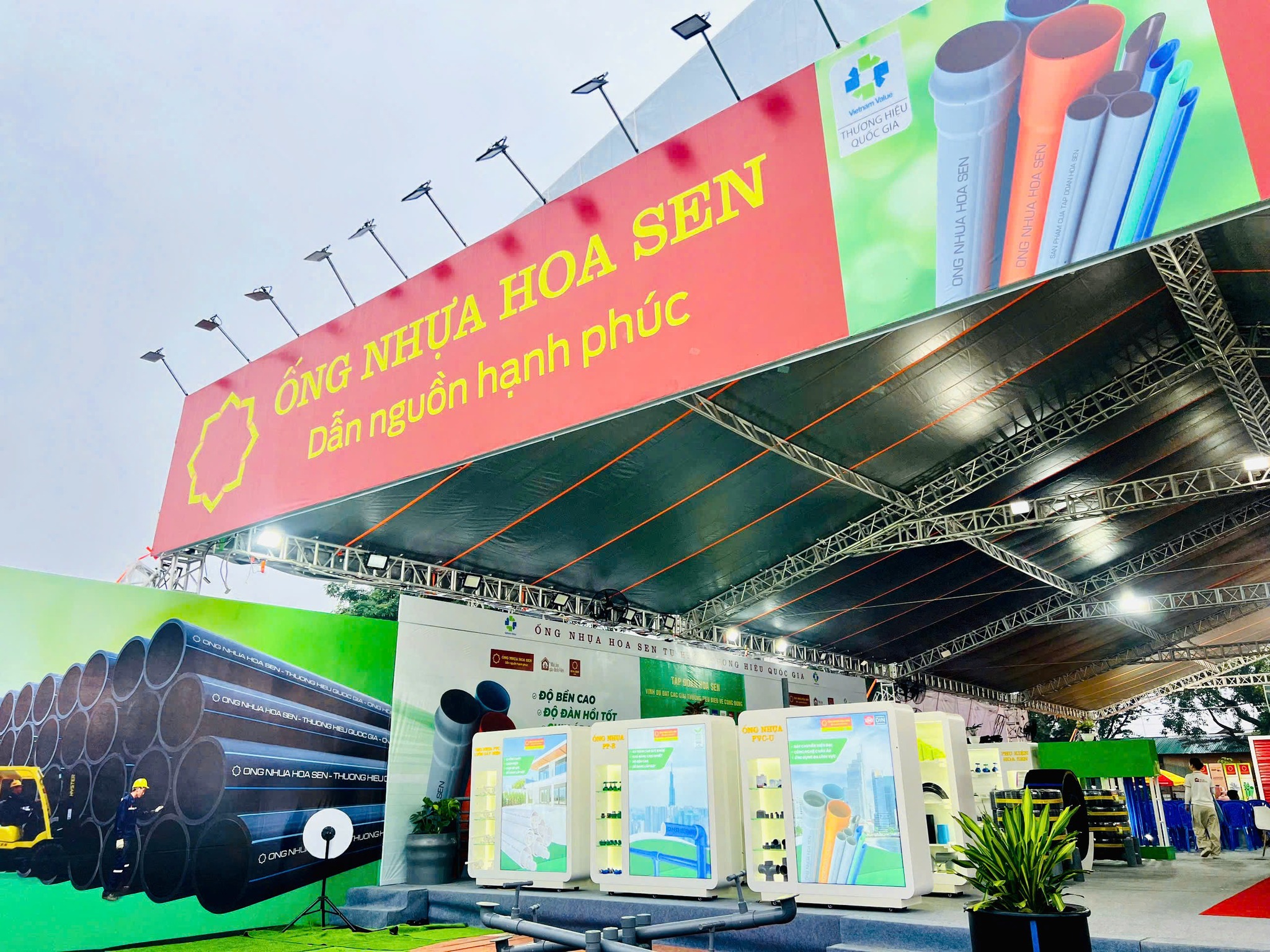 Gian hàng Ống nhựa Hoa Sen – Dẫn nguồn hạnh phúc với các mô hình sáng tạo như xích đu, bập bênh từ ống nhựa…