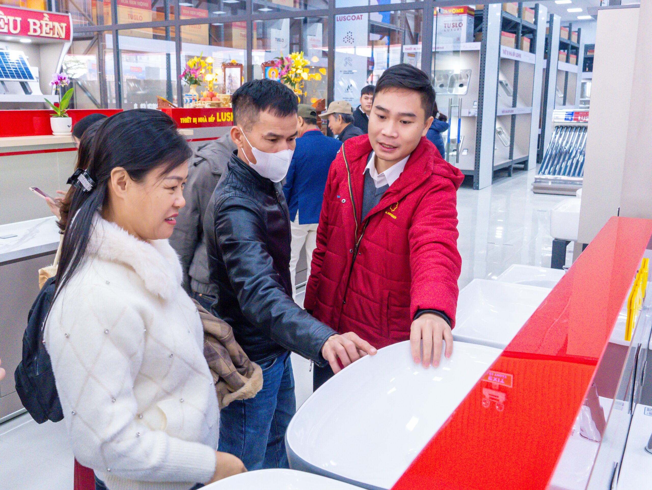  Khách tham quan có cơ hội trải nghiệm không gian mua sắm hiện đại tại Showroom Hoa Sen Home bằng Container.