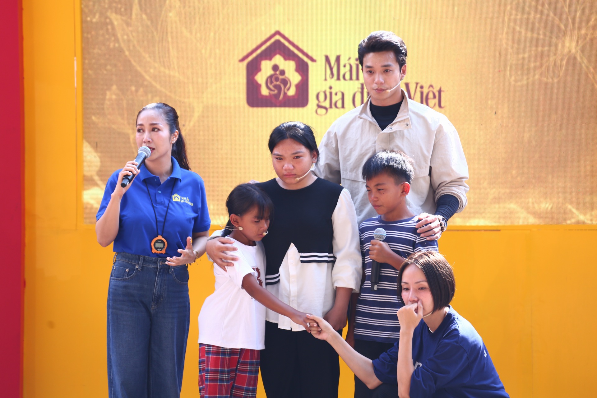 Hoàn cảnh 3 chị em người đồng bào dân tộc mồ côi cha mẹ đã khiến Hưng Nguyên cùng Gigi Hương Giang nghẹn ngào.