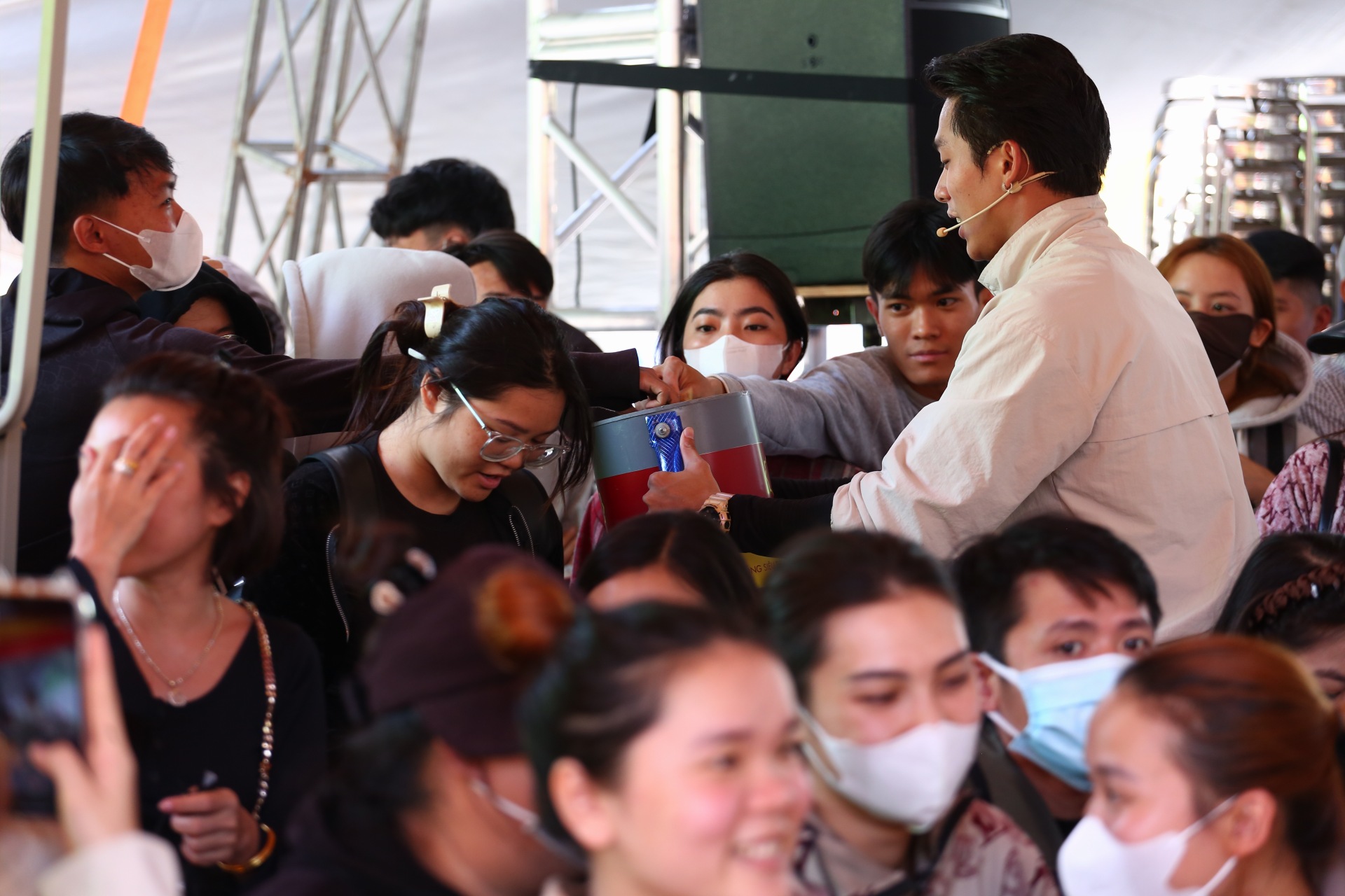 Nam vương Hưng Nguyễn hào hứng  trước sự nồng nhiệt và cổ vũ hết mình của bà con  xứ Nẫu.