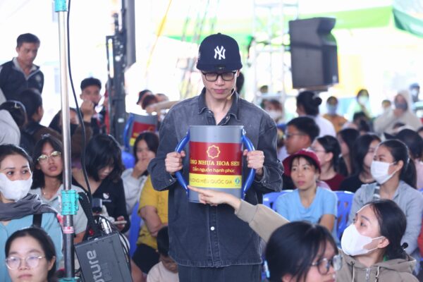 Sự mộc mạc, hiền lành của rapper Double2T không làm giảm đi tinh thần hết mình khi tham gia thử thách giúp các em nhỏ.