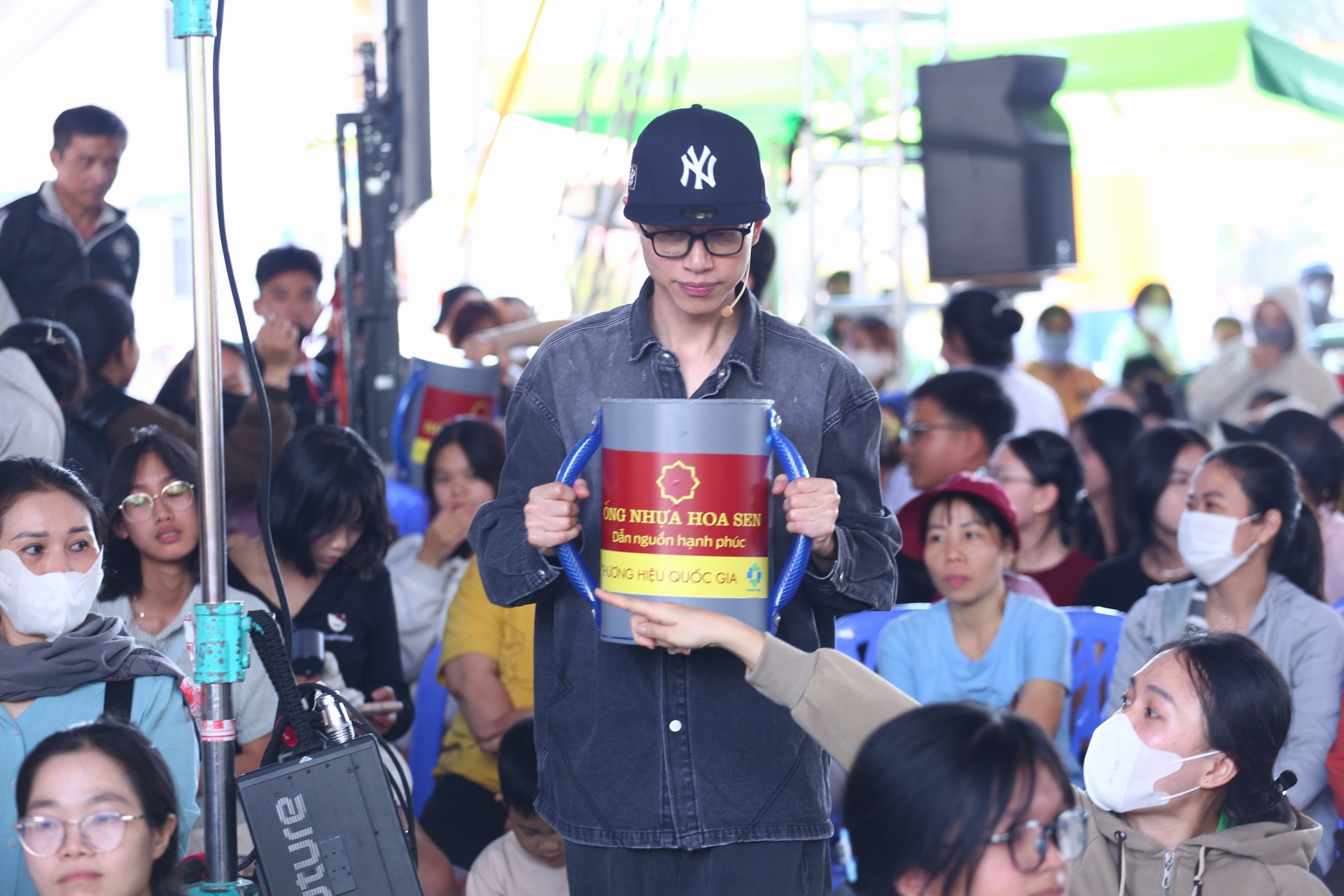 Sự mộc mạc, hiền lành của rapper Double2T không làm giảm đi tinh thần hết mình khi tham gia thử thách giúp các em nhỏ.