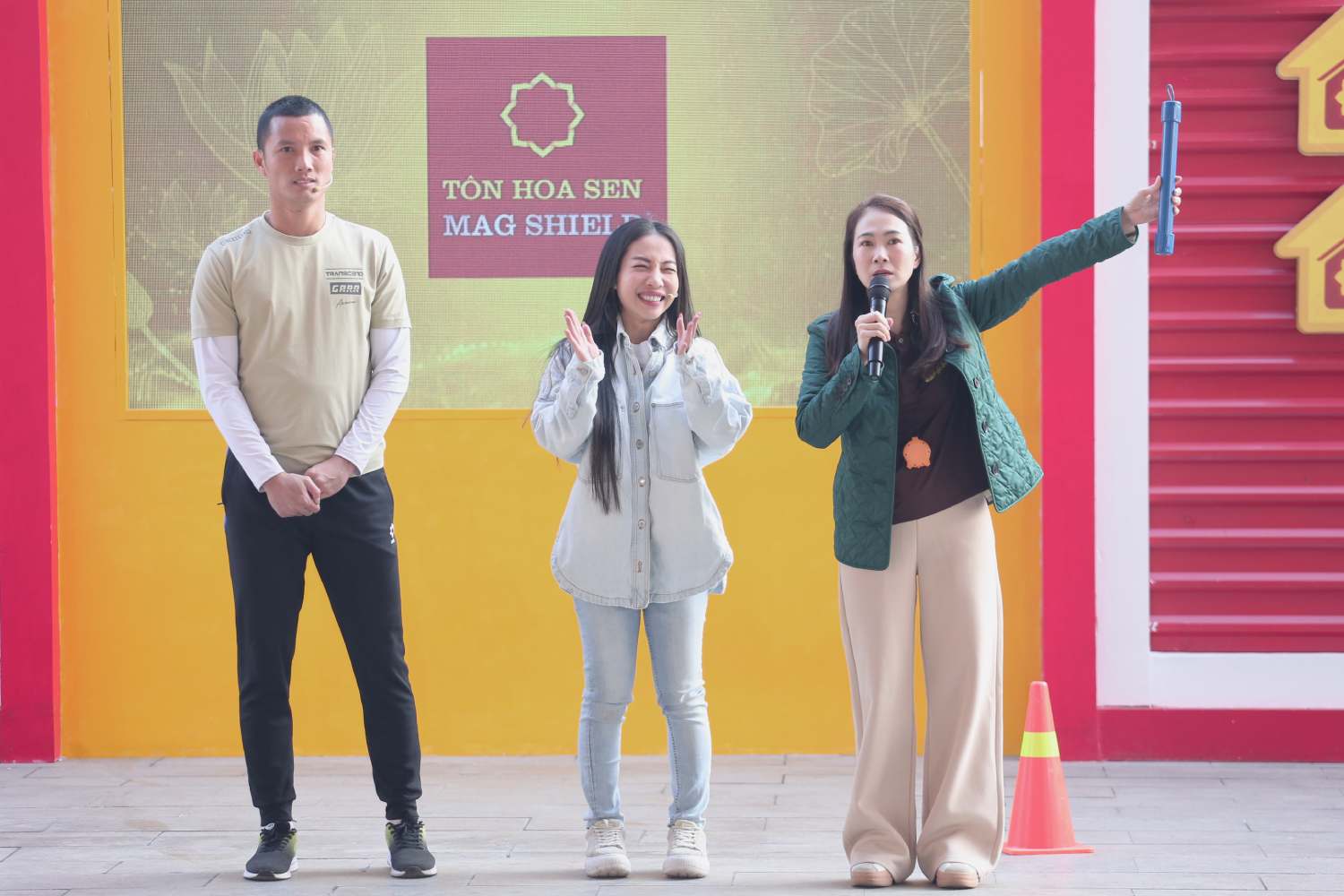 Thủ môn Nguyễn Đình Triệu và ca sĩ Hằng BingBoong gửi lời động viên đến các gia đình và nỗ lực vượt qua các thử thách để mang về phần thưởng cho nhân vật.