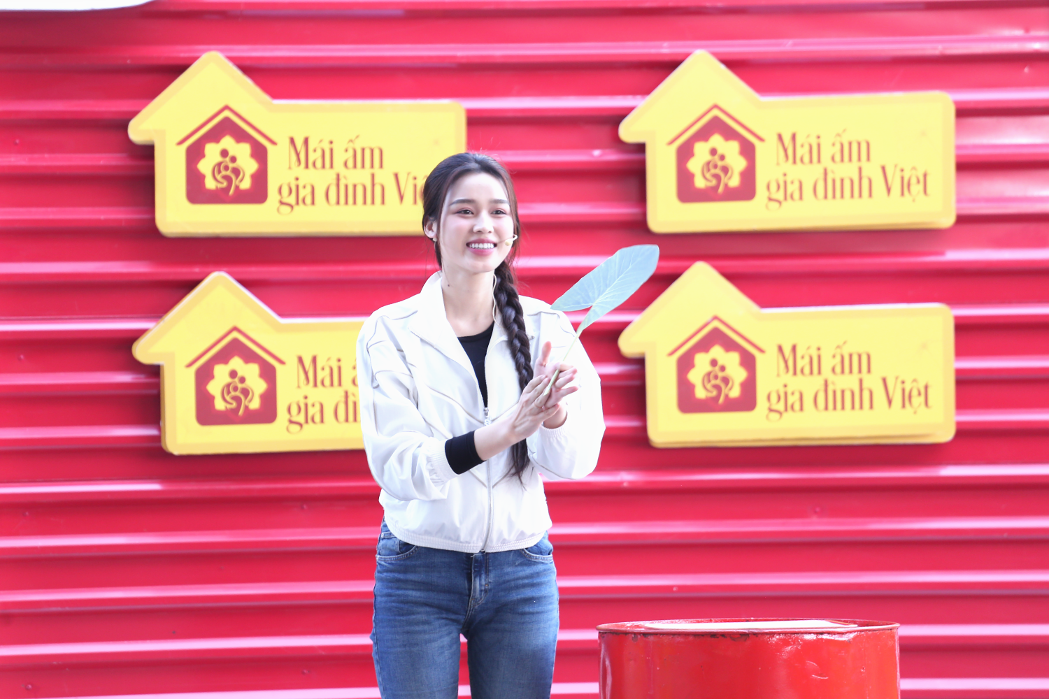 Hoa hậu Đỗ Thị Hà và cầu thủ Hà Đức Chinh lăn xả hết mình trong từng thử thách với mong muốn mang về phần thưởng ý nghĩa cho các em nhỏ.