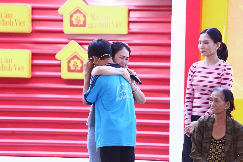 MC Thanh Thảo nghẹn ngào ôm chặt Đạt vào lòng khi biết ước mơ duy nhất của em chỉ là một cái ôm từ mẹ