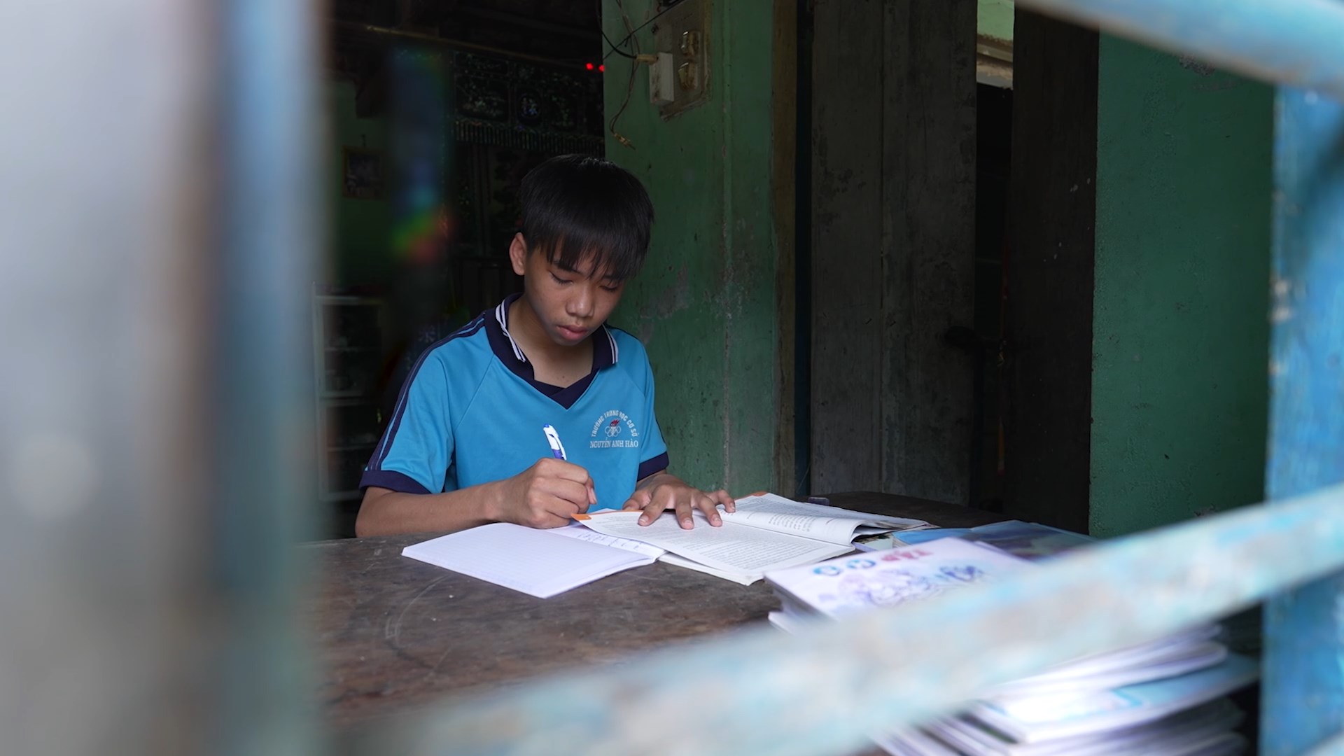 Em Lương Tấn Đạt – cậu bé lớp 9 vừa học vừa làm, nuôi ước mơ trở thành thầy giáo