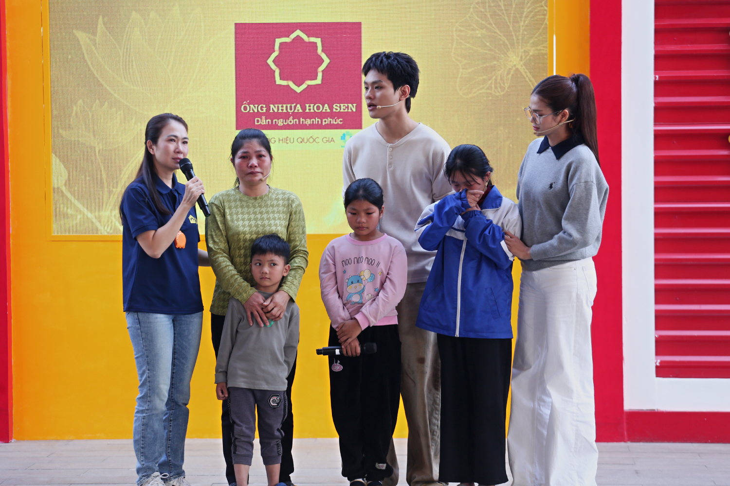 Những bộ quần áo cũ được chị em chuyền tay nhau mặc, khiến Hiền Hellen không khỏi xót xa.