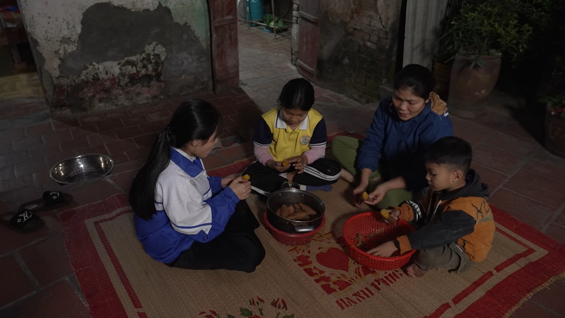 Người mẹ đơn thân tần tảo ngày đêm, gồng gánh nuôi ba con sau biến cố gia đình.