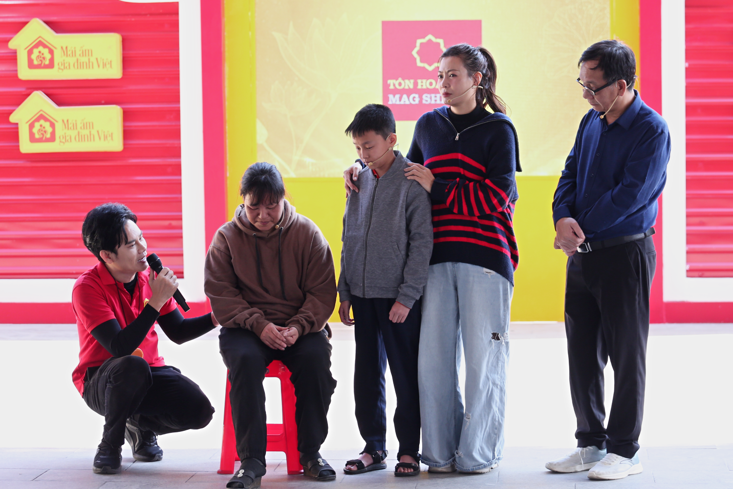 Các nghệ sĩ không khỏi xót xa trước hai mẹ con em Hải Đăng nương tựa nhau trong căn nhà xuống cấp, cùng chống chọi với bệnh bệnh tim bẩm sinh.