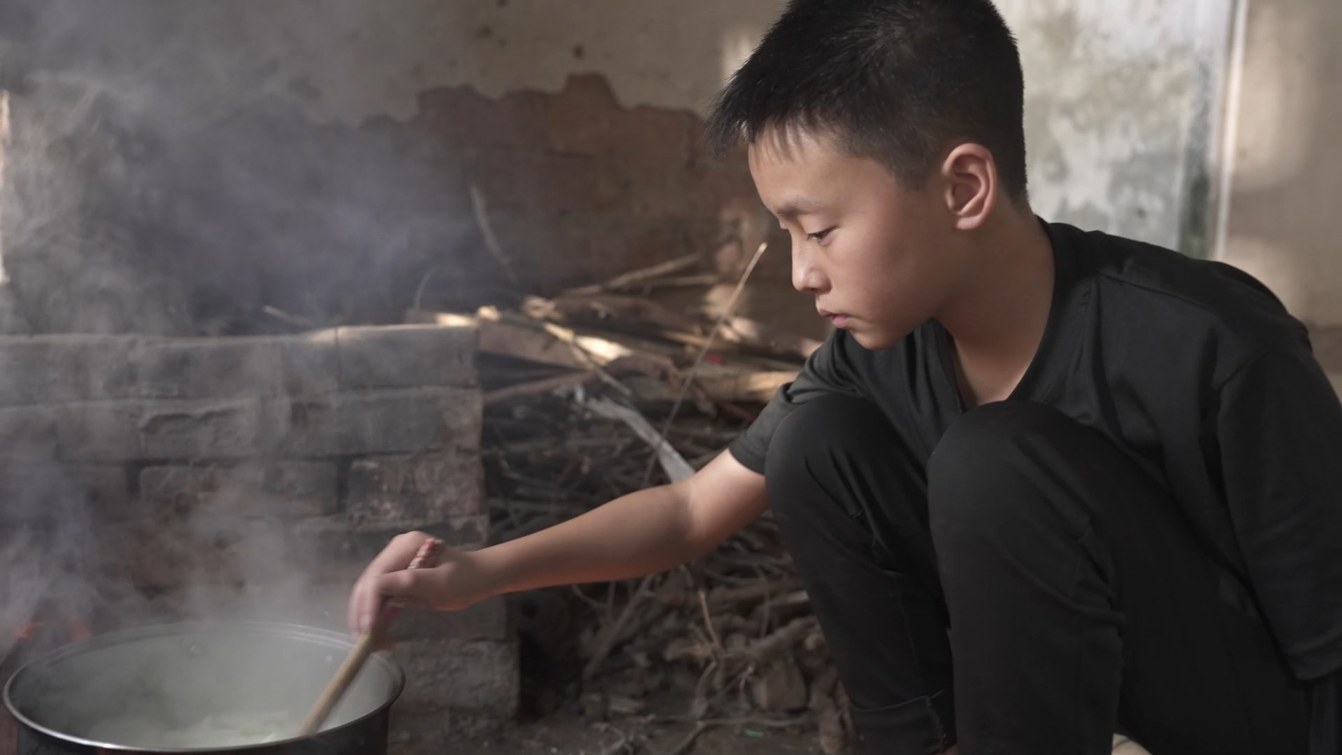 Hải Đăng gầy gò, thường xuyên mệt mỏi vì bệnh tật nhưng vẫn cố gắng học tập và chăm sóc mẹ.