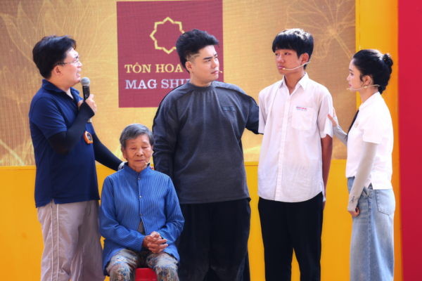 Cả ba nghệ sĩ xót xa khi biết Phú luôn tự trách và nghĩ rằng bản thân chính là gánh nặng khiến cha mẹ bỏ đi