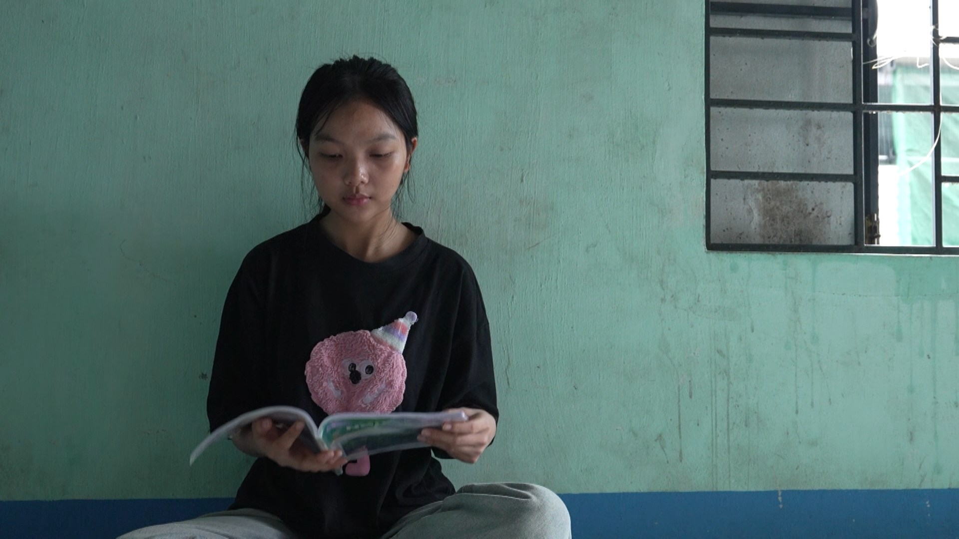 Mồ côi cả cha lẫn mẹ, Như vẫn kiên cường dùng con chữ để làm chỗ dựa cho bà và em thơ