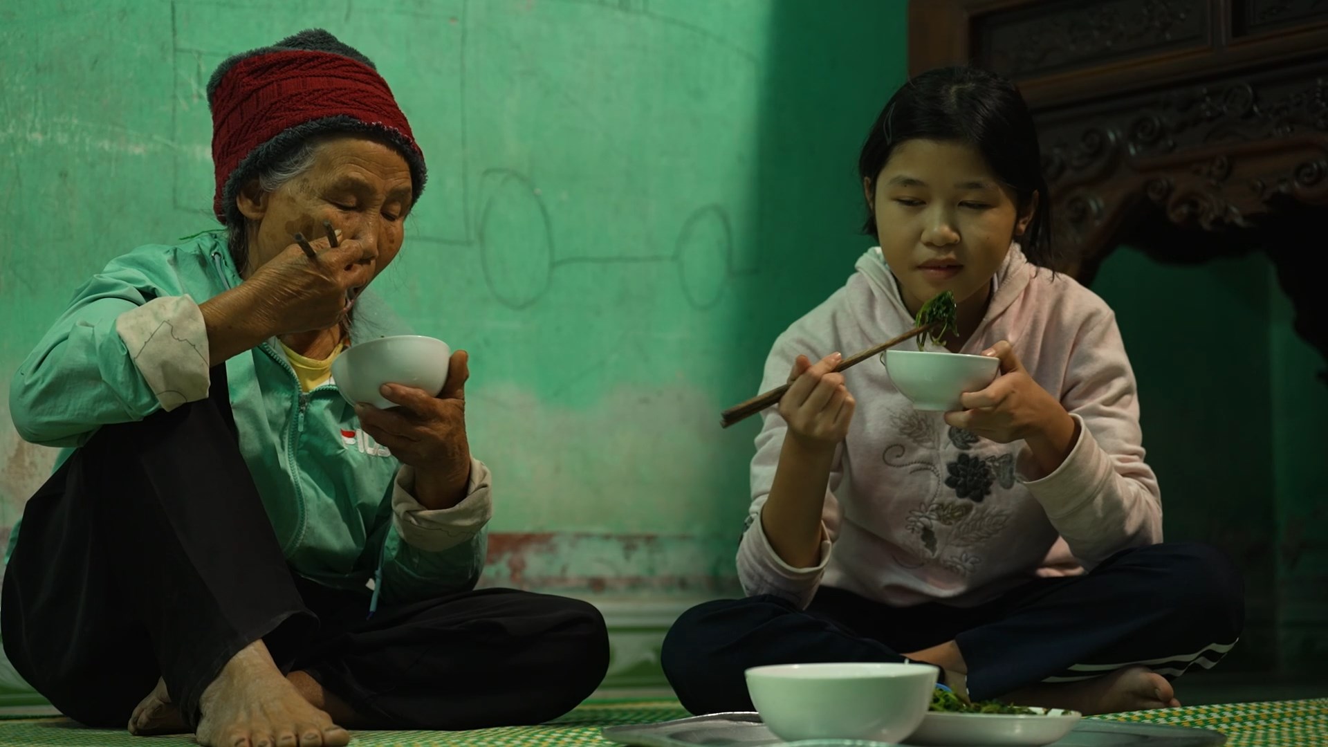 Ông bà già yếu vẫn là điểm tựa duy nhất, cố gắng cho cho Diệu Linh được đến trường đầy đủ.