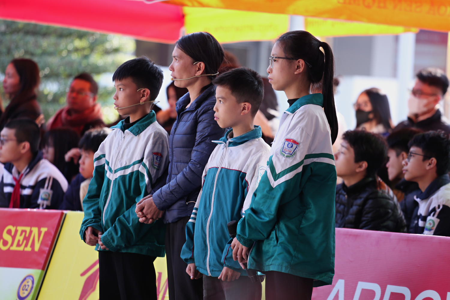 Hình ảnh người mẹ sức khỏe yếu nhưng vẫn là chỗ dựa cho ba con nhỏ. 