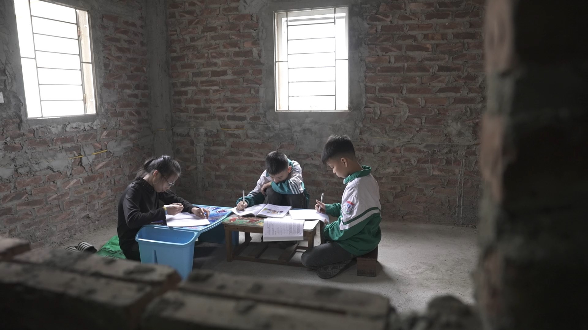 Ba chị em Minh Dương tự lập sau biến cố mất cha, luôn đỡ đần mẹ việc nhà và cùng nhau vượt khó để tiếp tục đến trường.