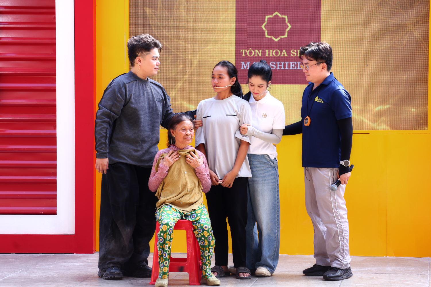 Ca sĩ Nguyễn Đình Vũ và ca sĩ Phương Anh Bolero khâm phục nghị lực của cô bé 14 tuổi