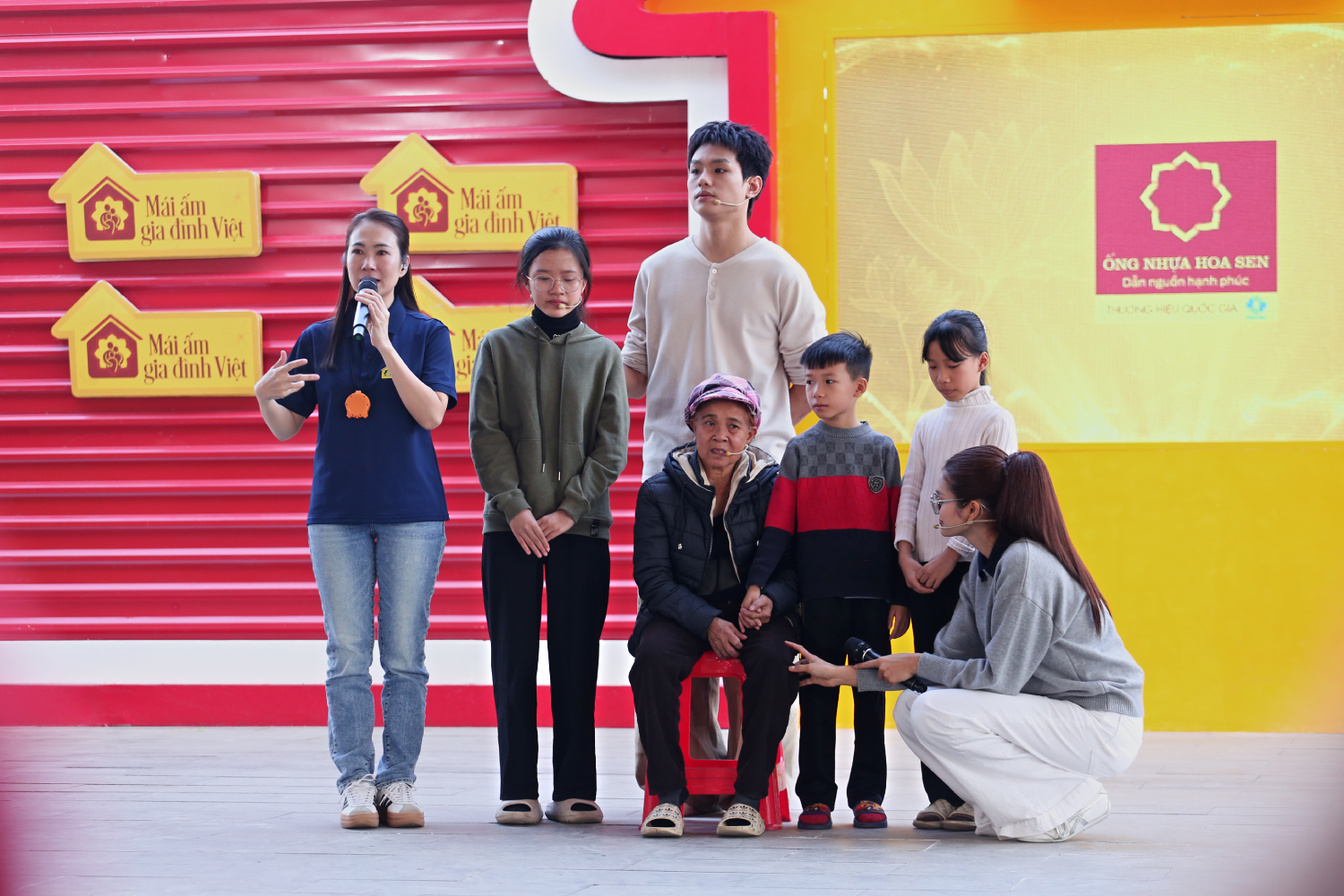 Các nghệ sĩ nghẹn ngào trước ước mơ giản dị, được ăn một bữa thịt lợn luộc của các em nhỏ.