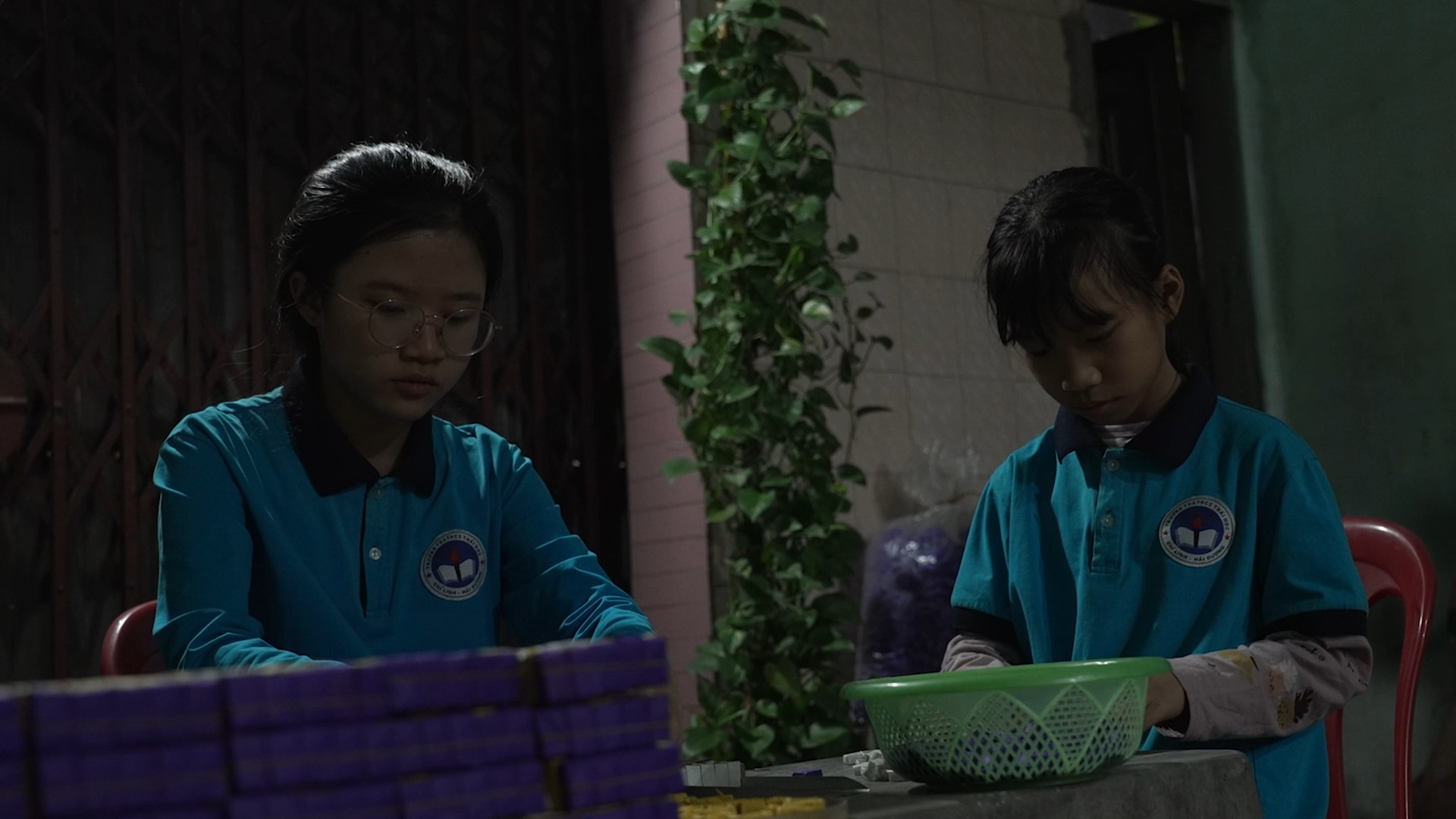 Sau giờ học, các chị em lại phụ bà bán hàng và chăm sóc mẹ.