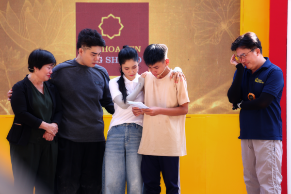 Lá thư tay của người mẹ gửi cậu con trai khiến cả trường quay vỡ òa trong nước mắt