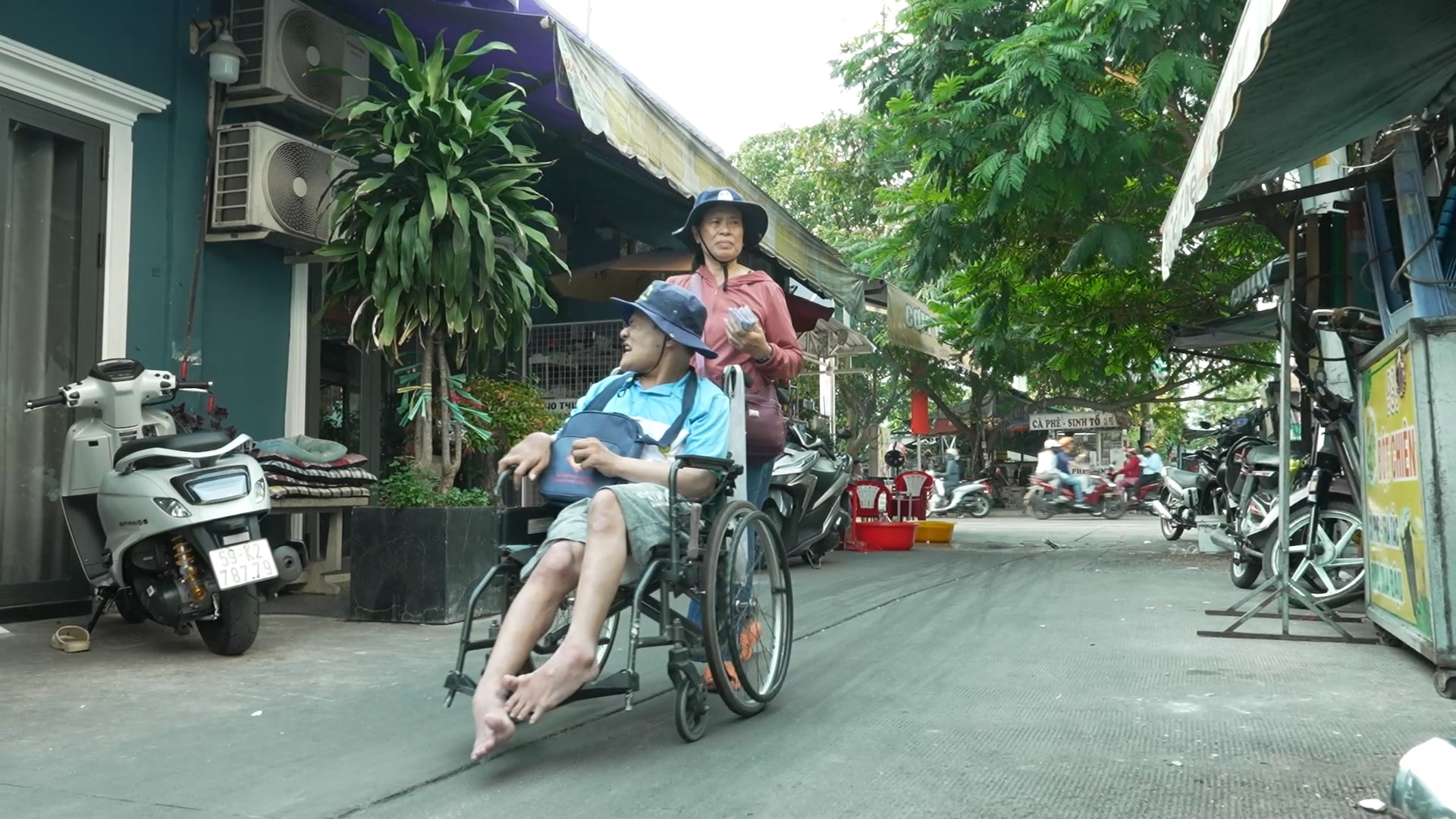 Bà ngoại cùng cậu ruột của Minh rong ruổi bán vé số, thắp sáng con chữ cho cháu nơi quê nhà