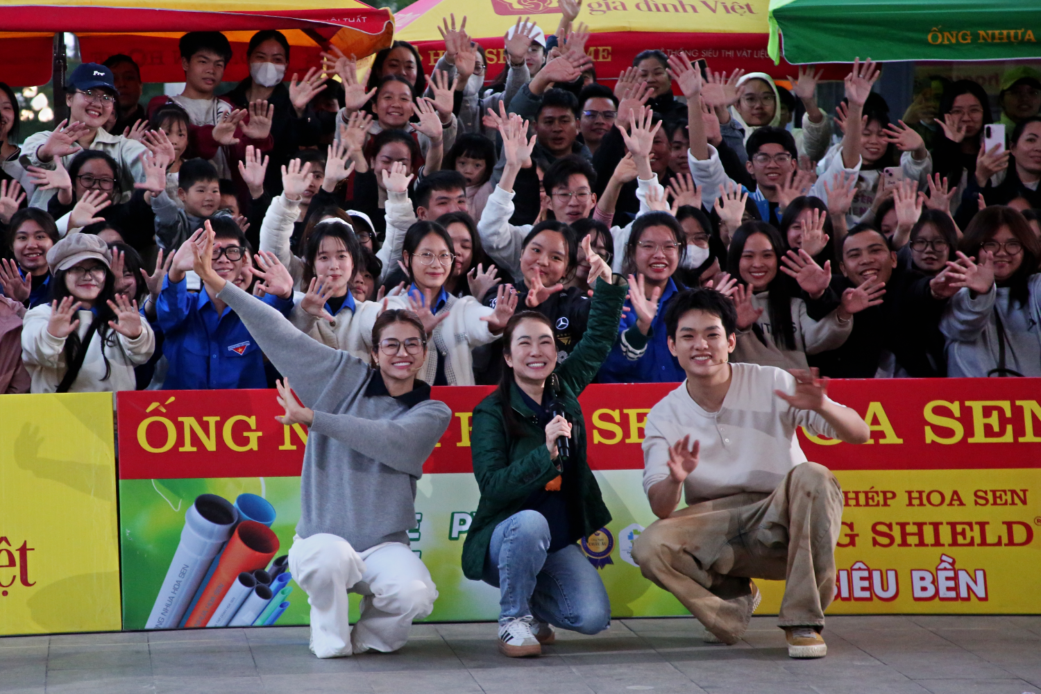 Bùi Trường Linh chụp cùng khán giả Mái ấm gia đình Việt