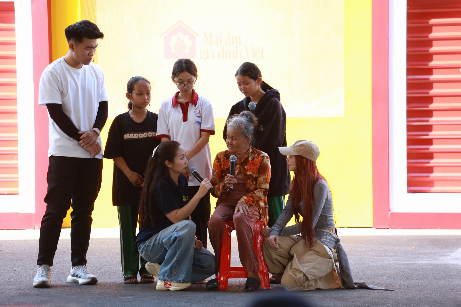 MC Ốc Thanh Vân, ca sĩ Liz Kim Cương và cầu thủ Phạm Lý Đức dành những lời động viên, an ủi gia đình em nhỏ có hoàn cảnh khó khăn