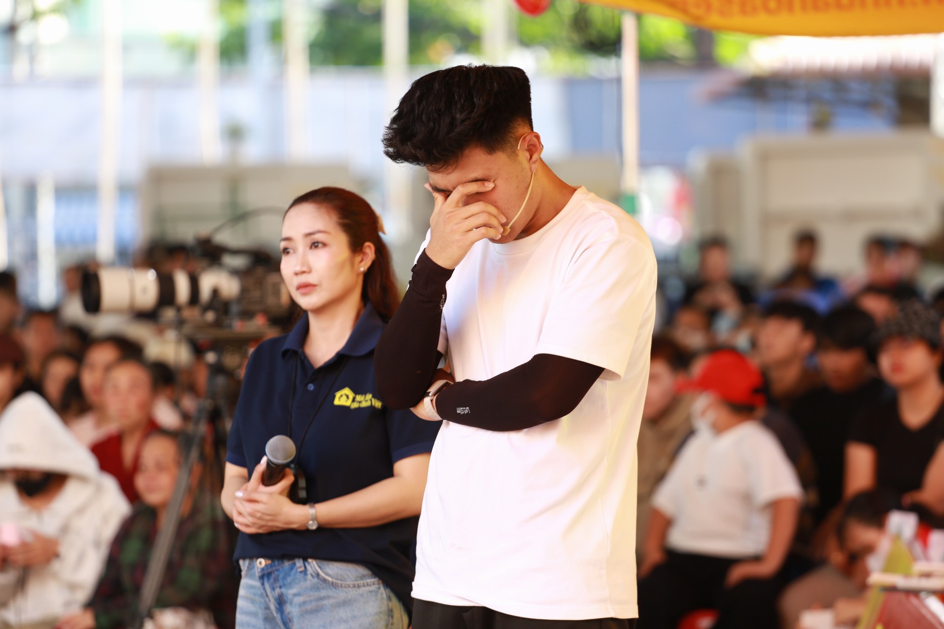 Cầu thủ Phạm Lý Đức xúc động khi chứng kiến hoàn cảnh khó khăn của các em nhỏ