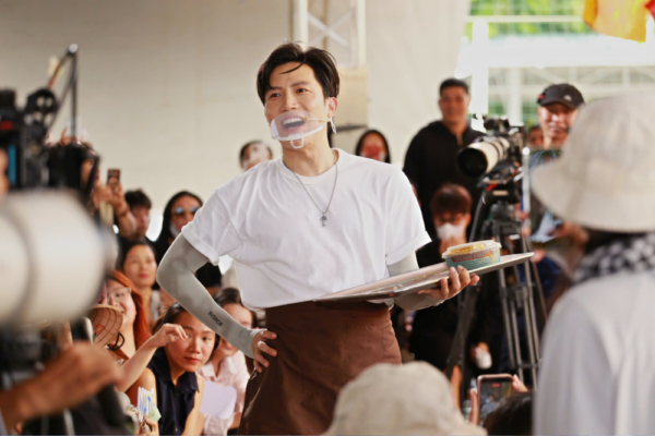 Ca sĩ Anh Tú làm bánh bán kiếm tiền giúp đỡ các em nhỏ trong ca ghi hình