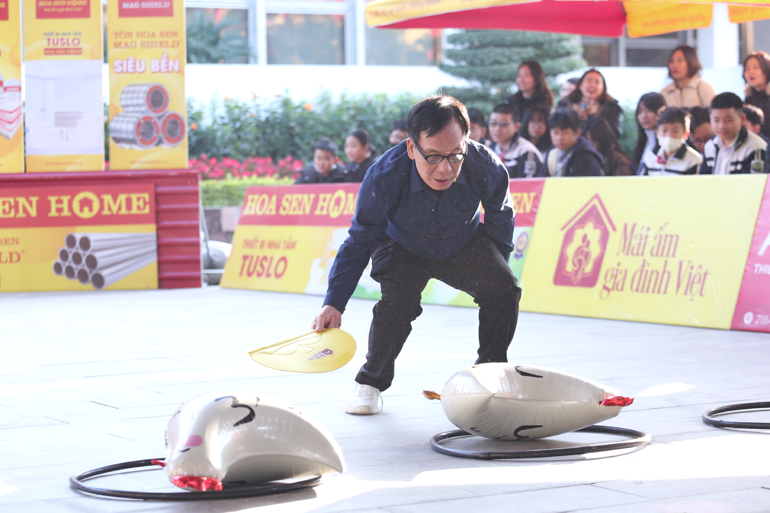 Hai nghệ sĩ chơi game hết mình