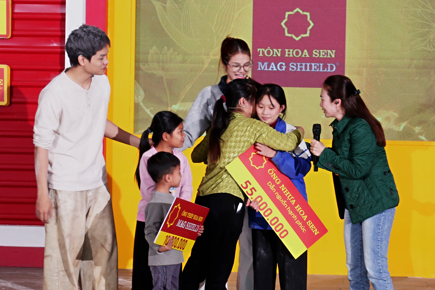 Gần 600 triệu đồng được trao đi, mang theo hy vọng và sự sẻ chia dành cho những hoàn cảnh kém may mắn.