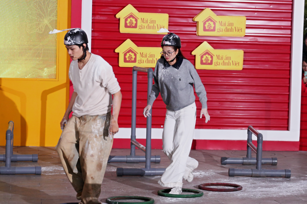 Các nghệ sĩ “bỏ hình tượng”, lấm lem bột và mồ hôi để giành phần thưởng cao nhất cho các em nhỏ.