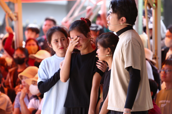 Vợ chồng Cris Phan - Mai Quỳnh Anh xót xa khi biết cô bé luôn tự trách vì không kịp lớn để kiếm tiền chữa bệnh cho mẹ