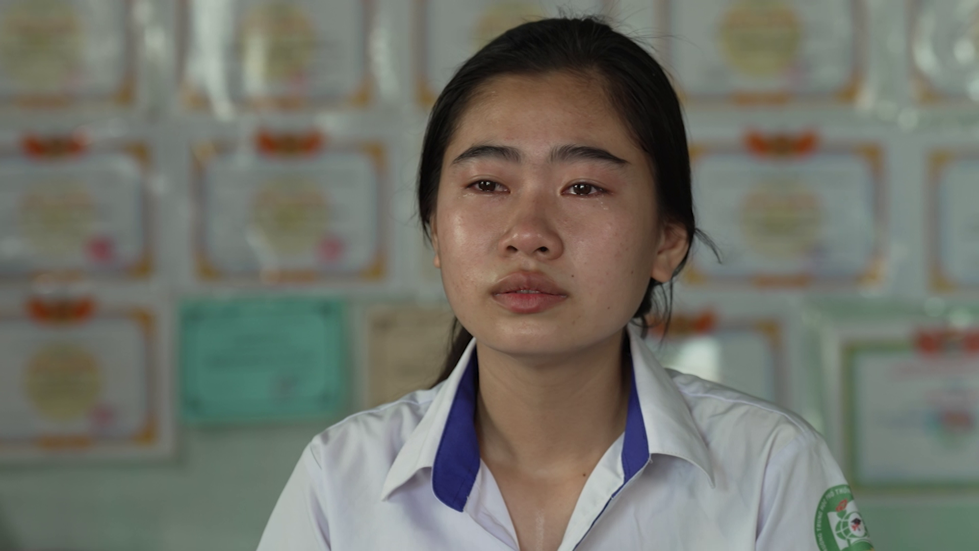 Mồ côi cả cha lẫn mẹ, Cẩm Uyên phải vừa học vừa làm trang trải cuộc sống và lo cho em gái