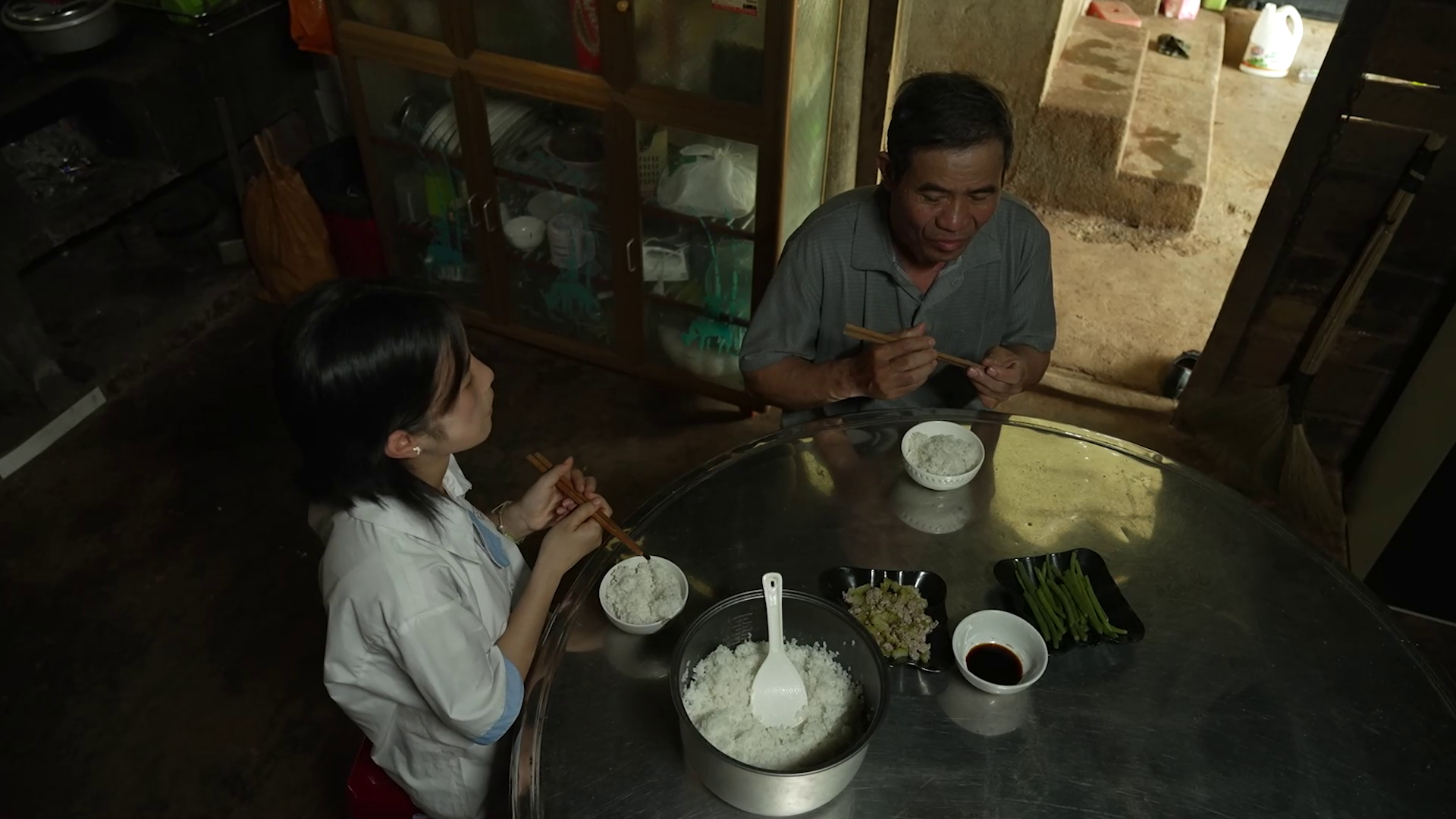 Bữa cơm đạm bạc chỉ có rau luộc và xì dầu của hai cha con em Hoài Thương