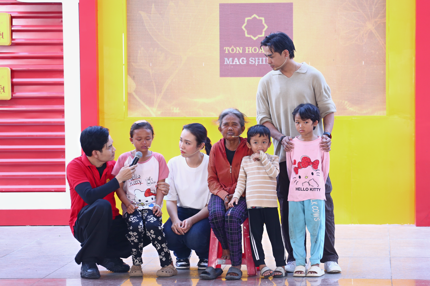 MC Dương Hồng Phúc, á hậu Huỳnh Phạm Thủy Tiên và ca sĩ Khải Đăng nghẹn lòng khi lắng nghe câu chuyện của bốn bà cháu