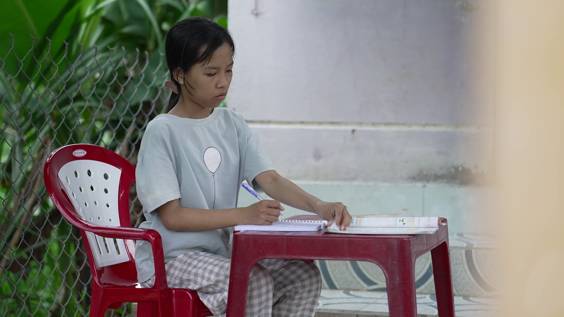 Vượt qua nỗi đau bệnh tật, Thảo Nhi vẫn cố gắng học tập để trở thành điểm tựa cho gia đình 