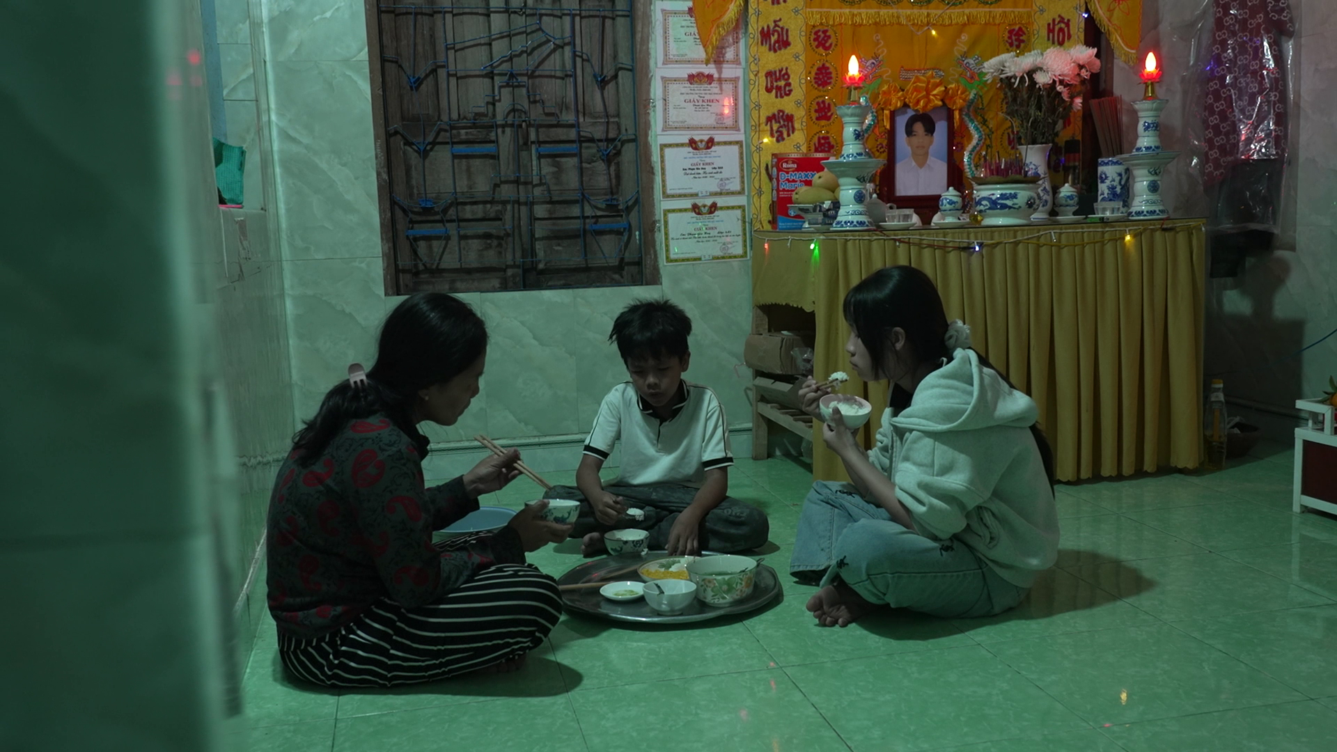 Gia đình năm người giờ chỉ còn ba mẹ con, bữa cơm hiu quạnh khiến ai cũng thấy lặng người