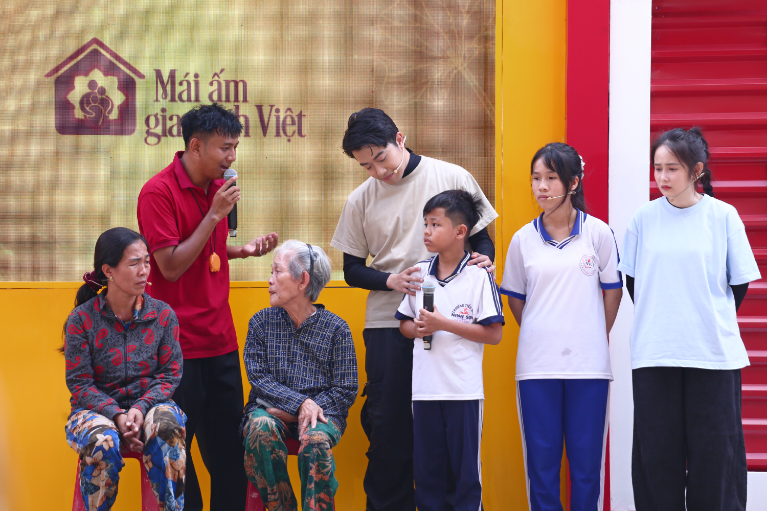 MC Thái Vũ dành những lời động viên, an ủi đến gia đình em nhỏ