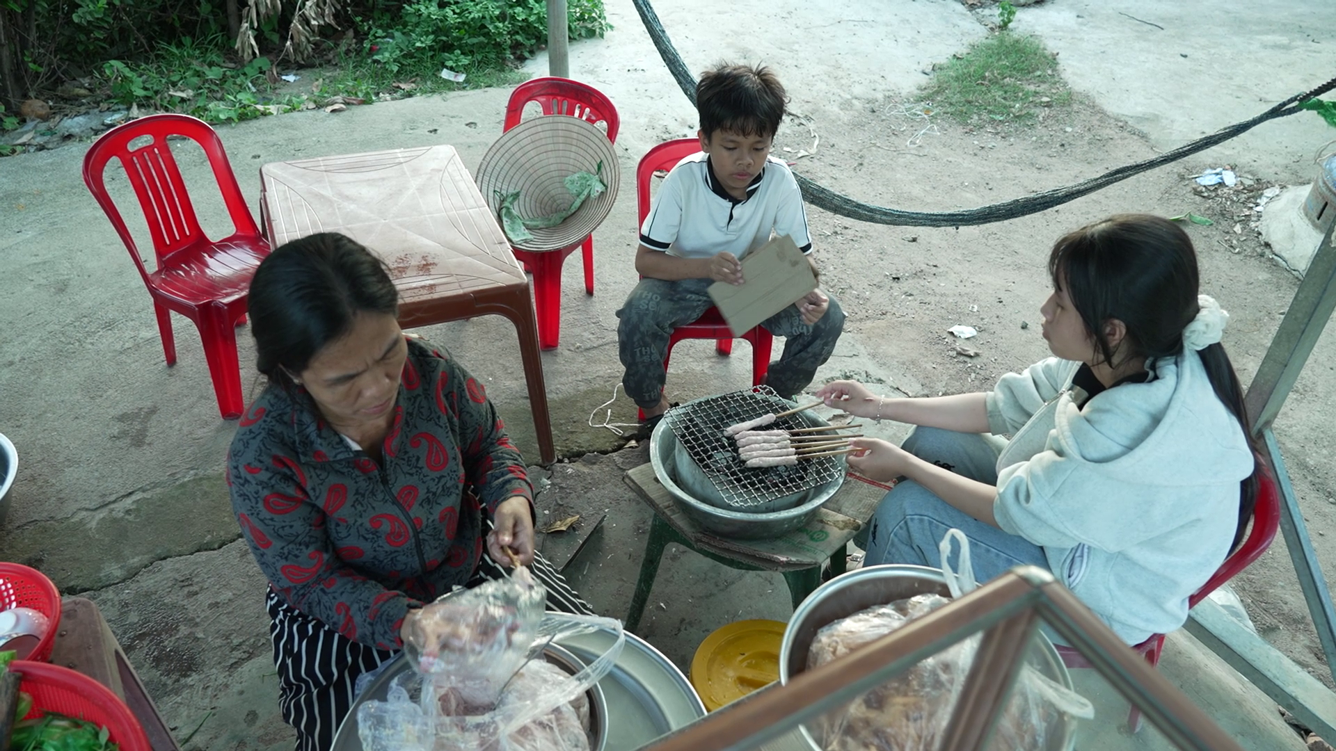 Hai chị em Phương phụ giúp mẹ bán hàng sau mỗi giờ học