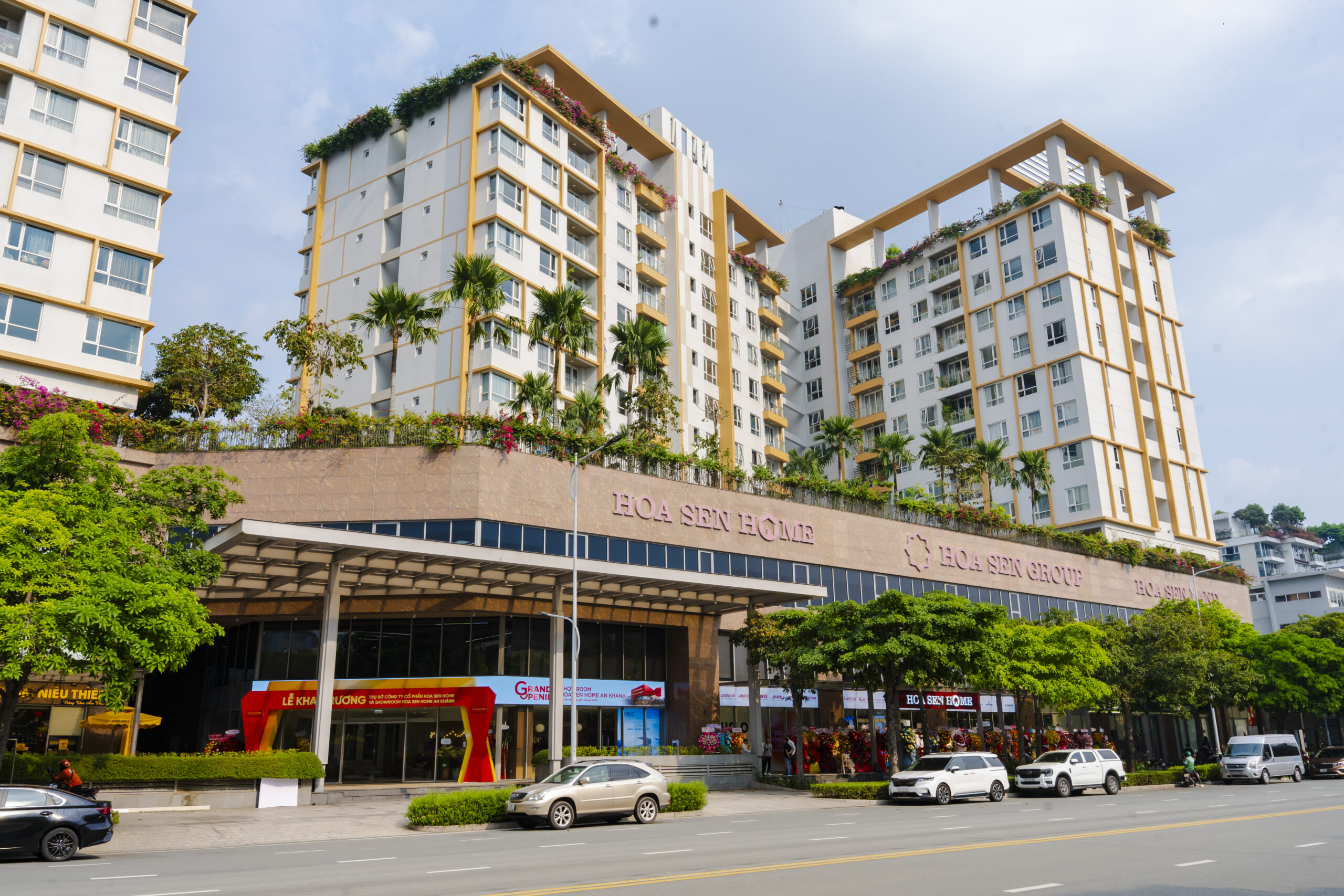 Công ty Cổ phần Hoa Sen Home có trụ sở chính tại Khu thương mại dịch vụ, Tầng 3, Tháp B2, Khu chung cư phức hợp lô M2 (Sarimi), số 72 Đường Nguyễn Cơ Thạch, Phường An Khánh, TP. Hồ Chí Minh.