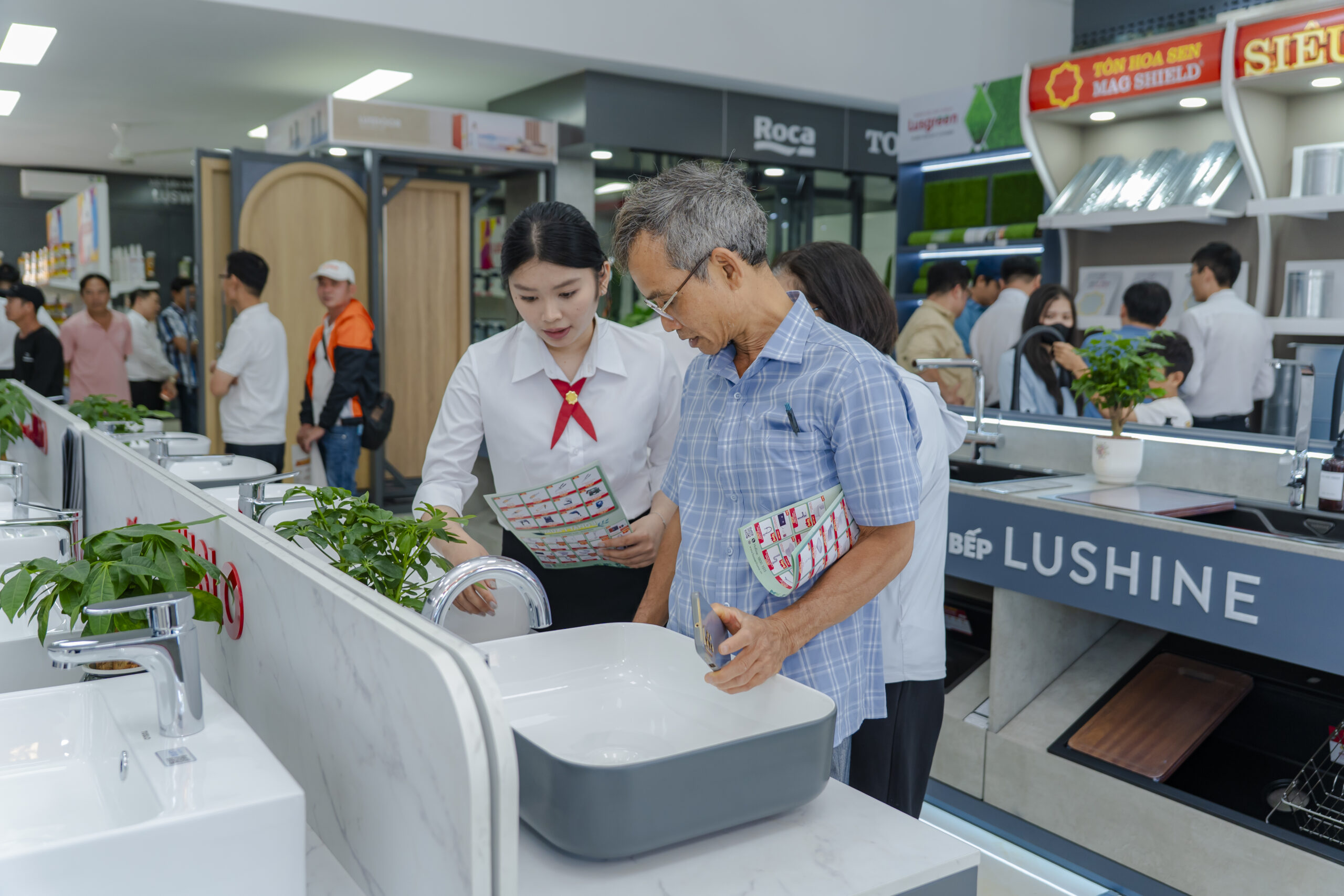Chỉ cần đến Hoa Sen Home, khách hàng có thể dễ dàng lựa chọn hầu hết vật liệu xây dựng và nội thất cần thiết cho ngôi nhà trong một điểm đến duy nhất.
