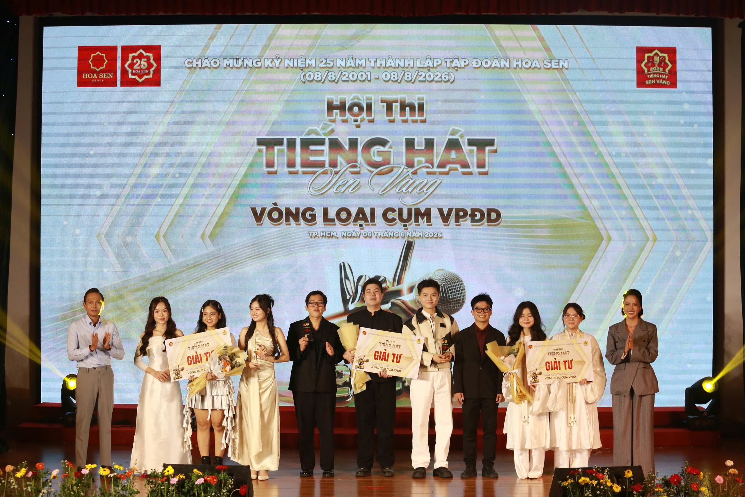 Ông Huỳnh Văn Bé - Ủy viên Ban Thường vụ CĐCS - Phó Ban tổ chức Triển khai Hội thi và Thạc sĩ - Giảng viên thanh nhạc Tường vy trao giải tư hạng mục song ca/tốp ca