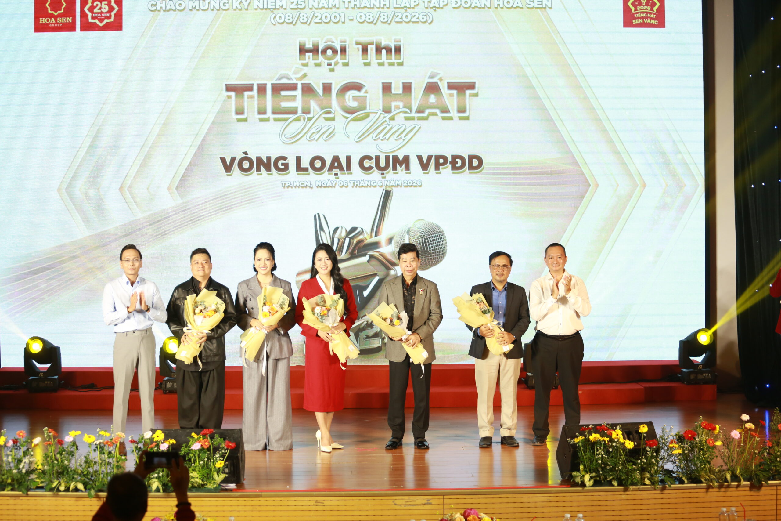 Ông Nguyễn Vĩnh Hà – Phó Chủ tịch CĐCS Tập đoàn Hoa Sen và Ông Huỳnh Văn Bé – Ủy viên Ban Thường vụ CĐCS Tập đoàn, Phó BTC triển khai Hội thi đại diện Ban tổ chức, Ban Thường vụ CĐCS tặng hoa cảm ơn cho Ban Giám khảo Vòng loại Cụm VPĐD (TP.HCM): Ông Hoàng Đức Huy – Phó Tổng Giám đốc Tập đoàn Hoa Sen – Trưởng Ban Giám Khảo; Ông Bùi Nguyễn Nam Khai - Tổ công tác Liên đoàn Lao động TP. HCM, Hội viên Hội Âm nhạc TP. HCM; Ca sỹ Anh Thi – Quán quân Duyên dáng Bolero 2019; Thạc sĩ - Giảng viên thanh nhạc Nguyễn Tường Vy; Ông Tuấn Bi Trần – Đạo diễn Dàn dựng Sân khấu.
