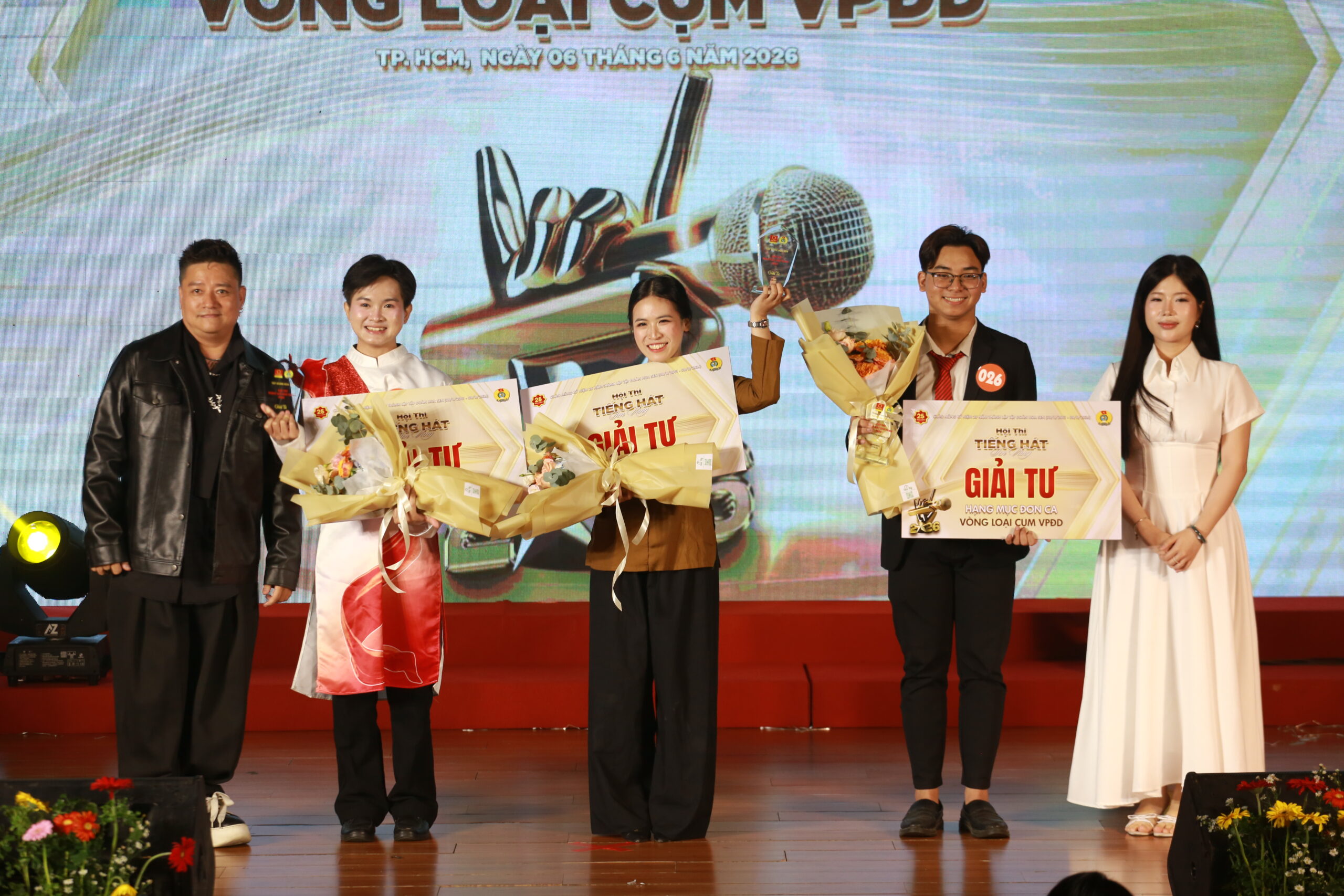 Ông Tuấn Bi Trần – Đạo diễn dàn dựng sân khấu và Võ Ngọc Thùy Trang – Hoa khôi Duyên dáng Hoa Sen 2025 trao giải tư hạng mục đơn ca