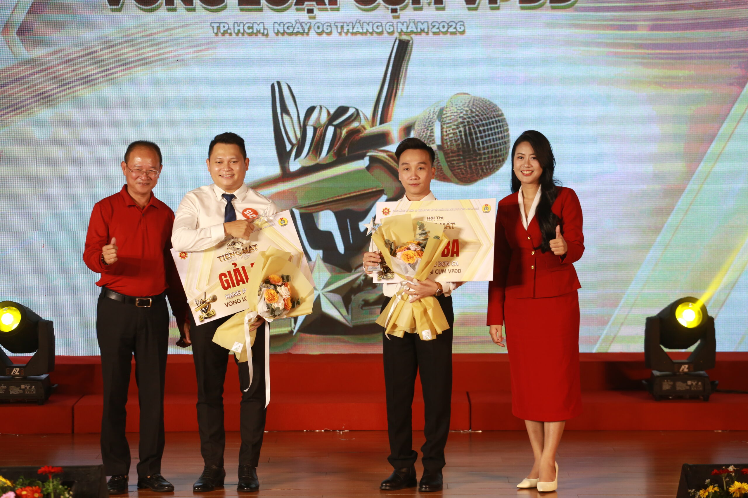Ông Trần Thanh Hải – Phó Văn phòng HĐQT và Ca sỹ Anh Thi – Quán quân Duyên dáng Bolero 2019 trao giải ba hạng mục đơn ca 