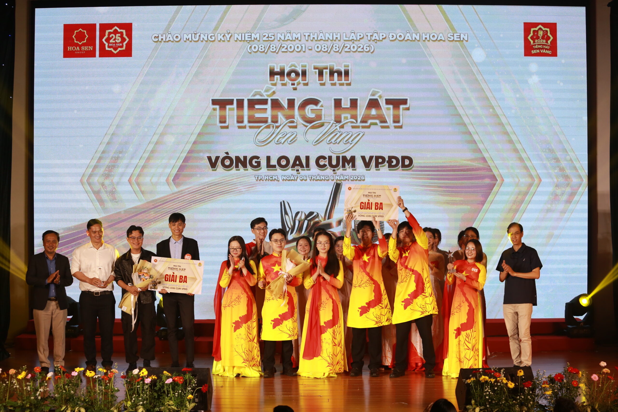 Ông Nguyễn Bình An – Giám đốc Khối Nội vụ Tập đoàn Hoa Sen và ông Bùi Nguyễn Nam Khai - Tổ công tác Liên đoàn Lao động TP. HCM, Hội viên Hội Âm nhạc TP. HCM trao giải ba hạng mục song ca/tốp ca