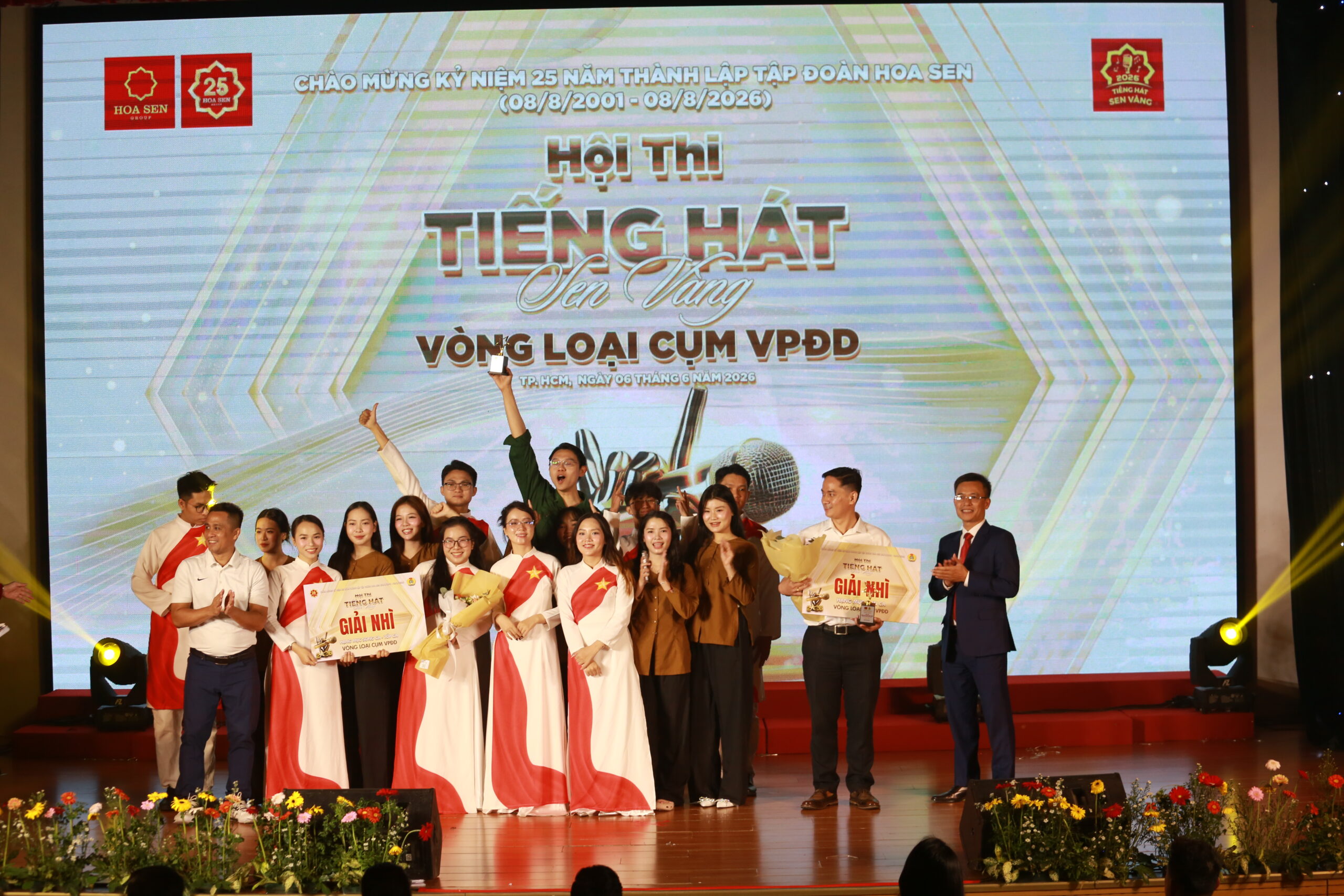 Ông Trần Đình Tài – Phó Tổng Giám đốc Tập đoàn Hoa Sen và ông Nguyễn Văn Dũng – Phụ trách Quản trị Công ty kiêm Phó Chủ tịch CĐCS Tập đoàn Hoa Sen trao giải nhì cho các tiết mục xuất sắc