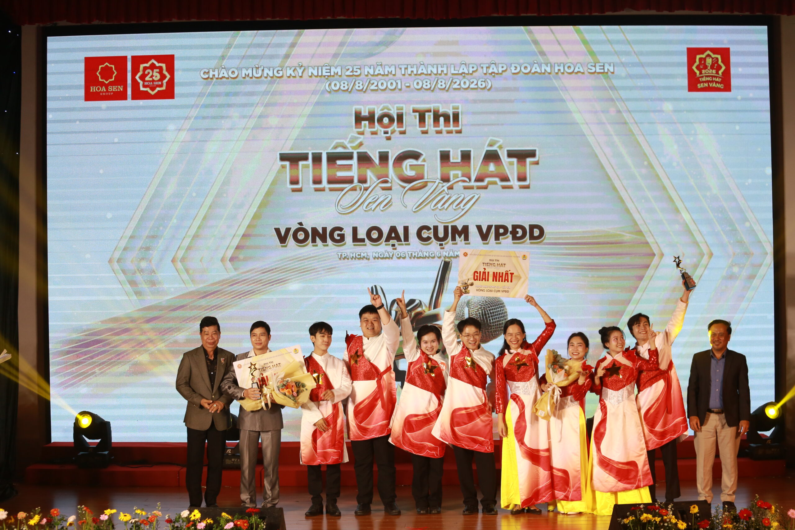 Ông Hoàng Đức Huy – Phó Tổng Giám đốc Tập đoàn Hoa Sen và ông Bùi Nguyễn Nam Khai - Tổ công tác Liên đoàn Lao động TP. HCM, Hội viên Hội Âm nhạc TP. HCM trao giải nhất cho các tiết mục xuất sắc